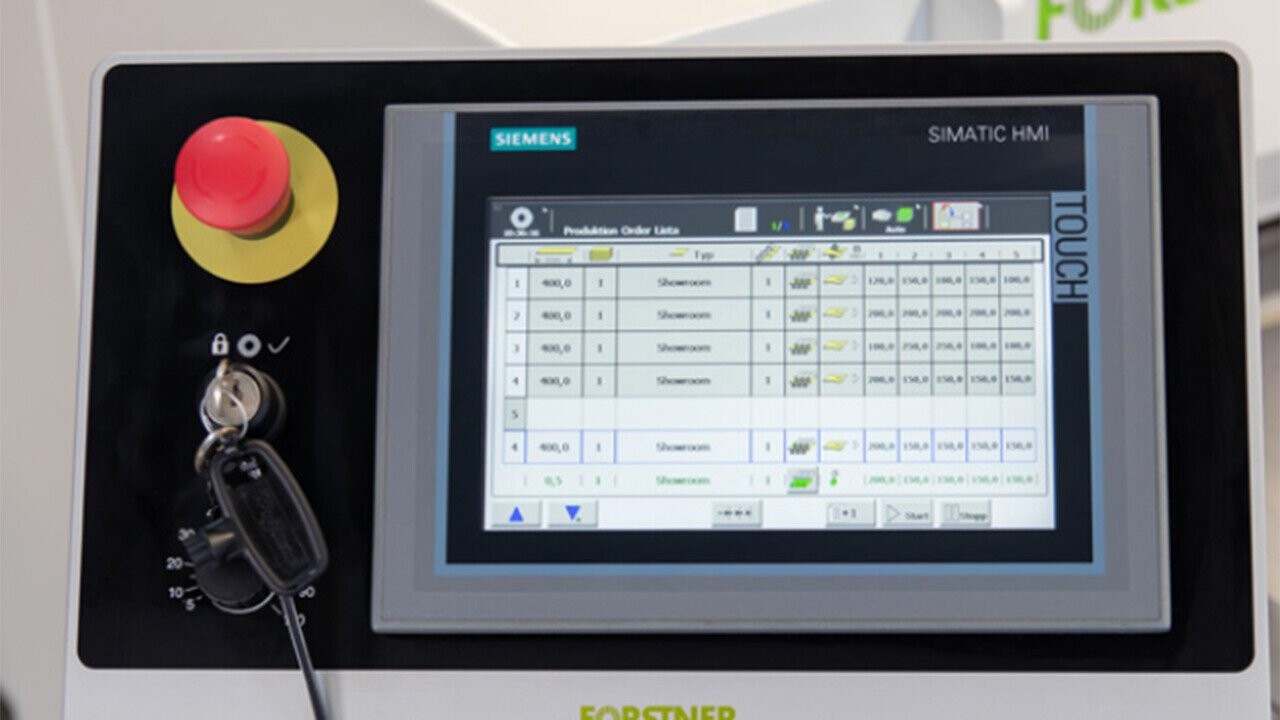 The control panel has straightforward and userfriendly commands. This is where you control all the machine’s functions and for manual operation order your cut pieces. 