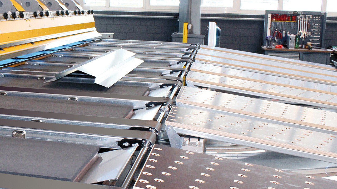 Hohe Effizienzgewinne und ein hohes Mass an Flexibilität ermöglicht die automatische Blechentnahme-Einheit. Nach dem Biegen werden die fertig gebogenen Blechprofile automatisch von der Maschine abgeholt, zum Kantteile-Puffer befördert und zur einfachen Entnahme bereitgestellt.
