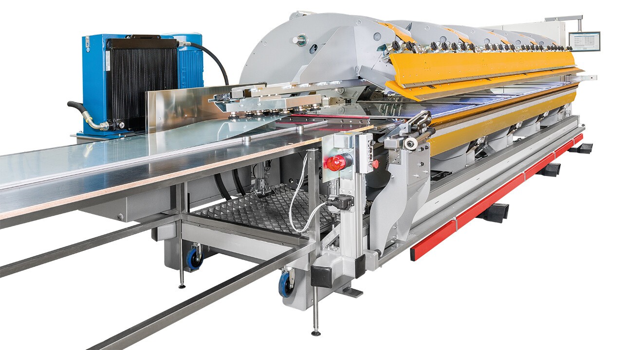  Je nach Anforderung werden die Bleche automatisch im Einzel- oder Mehrfacheinzug, ab Stapel oder direkt von einer vorgelagerten Abcoilanlage kommend in die Maschine seitlich eingezogen.