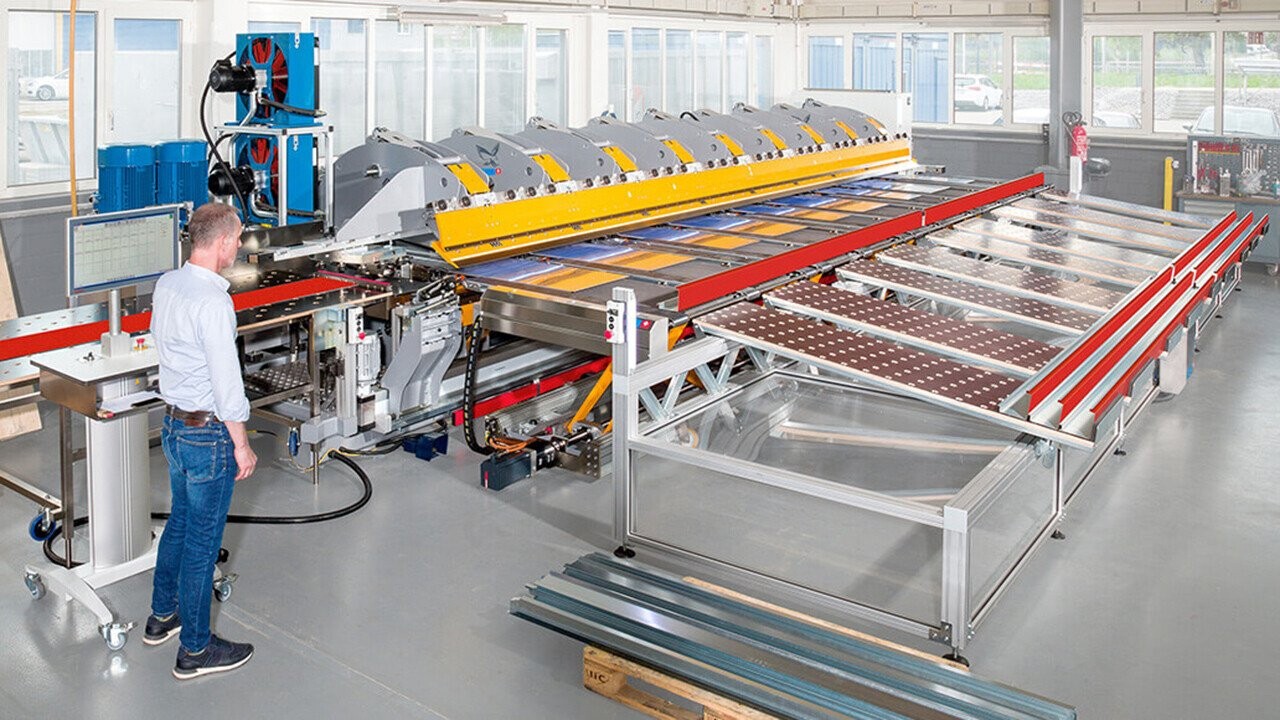 The entire system can be operated by a single employee - personnel deployment is therefore reduced to a maximum, the risk of injury is minimised, the material is protected and the overall manufacturing costs are lowered.