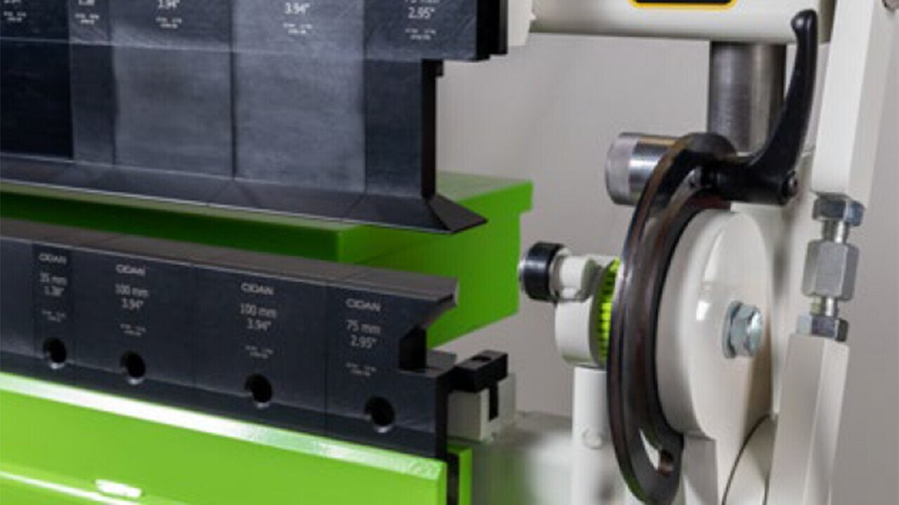 The tool height in the lower beam is 60 mm. The tools in the bending beam are 94 mm.