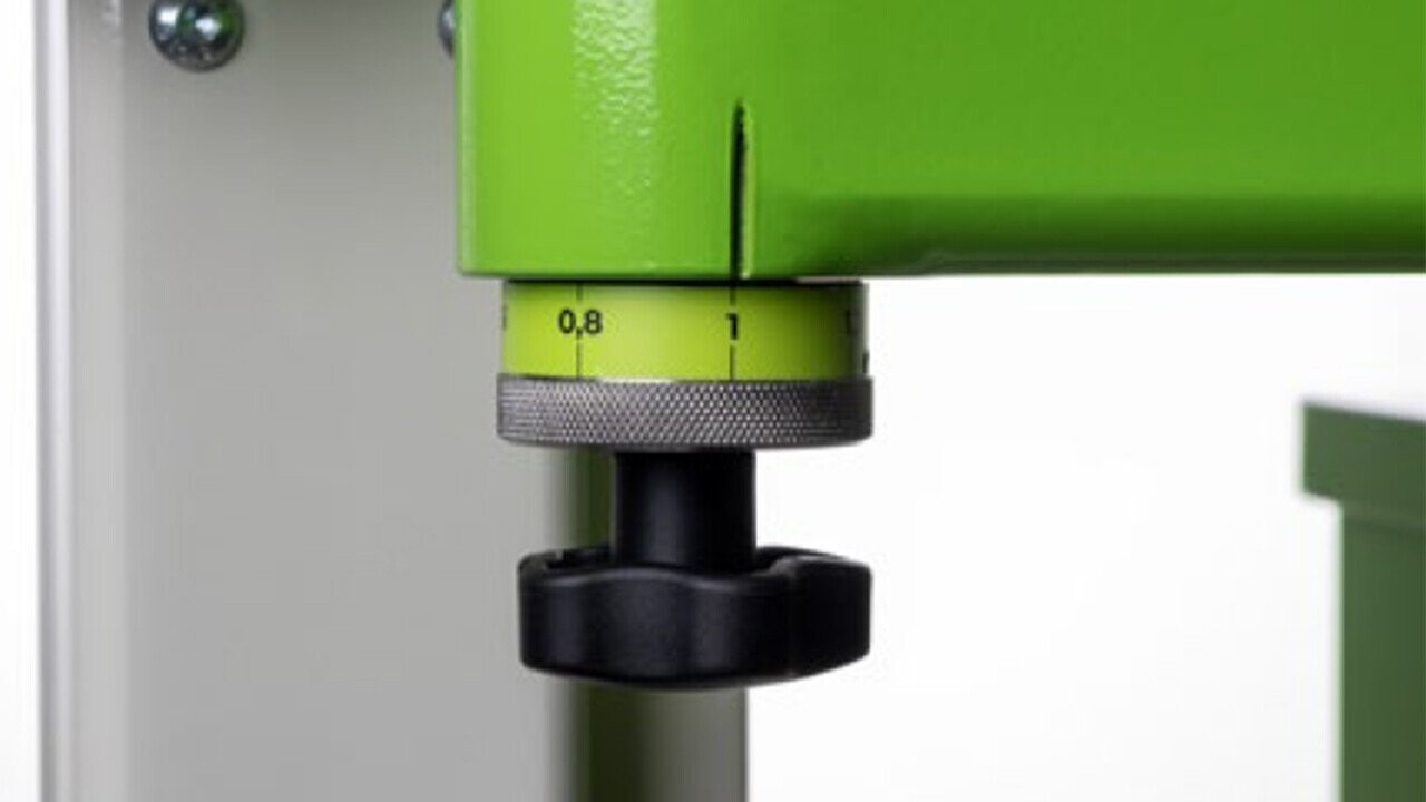 For precise bending results, the sheet thickness can be adjusted in no time at all.