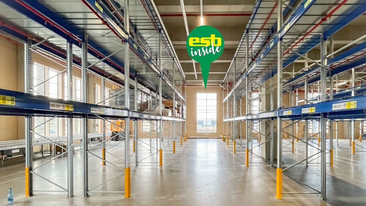 In the logistics center, the elka ESB plate with a total of almost 2000 m² was used as interior cladding. (Photo: Holzbau Amann)