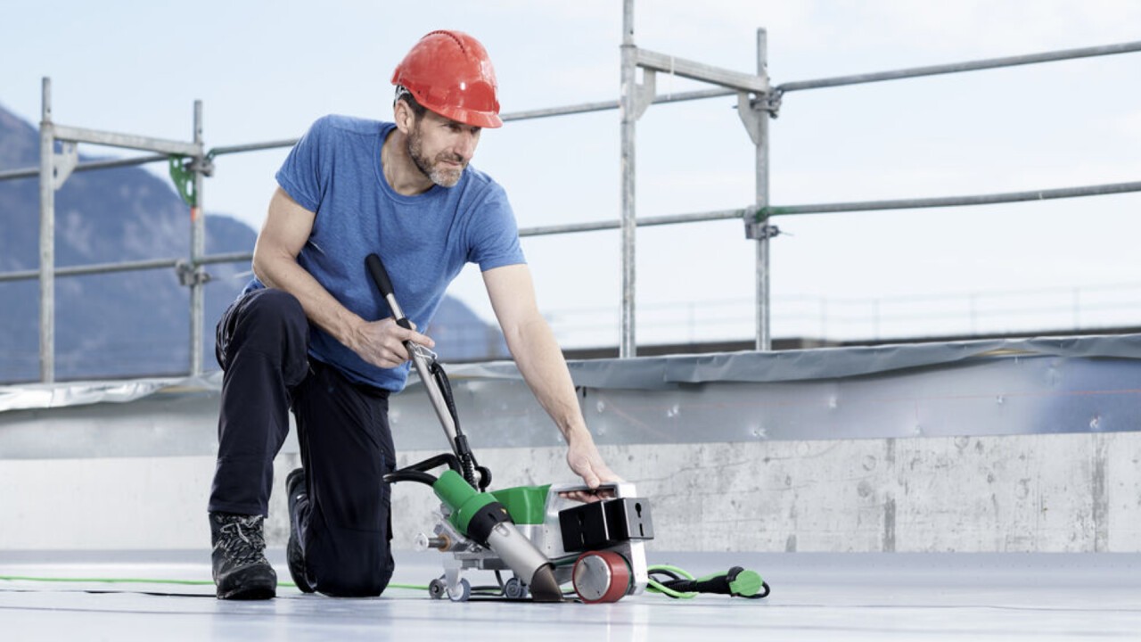 Dachschweissautomat UNIROOF 700 LQS von Leister: mehr Sicherheit beim Dach-Schweissen