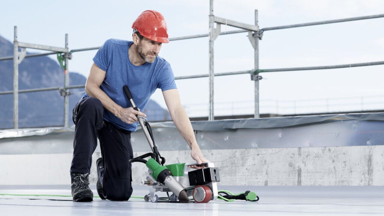 Automatic roof welding machine UNIROOF 700 from Leister: increased safety while welding