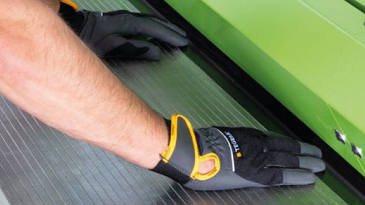 Hold down beam only 32 mm (1.25") from the cutting line for minimal waste.