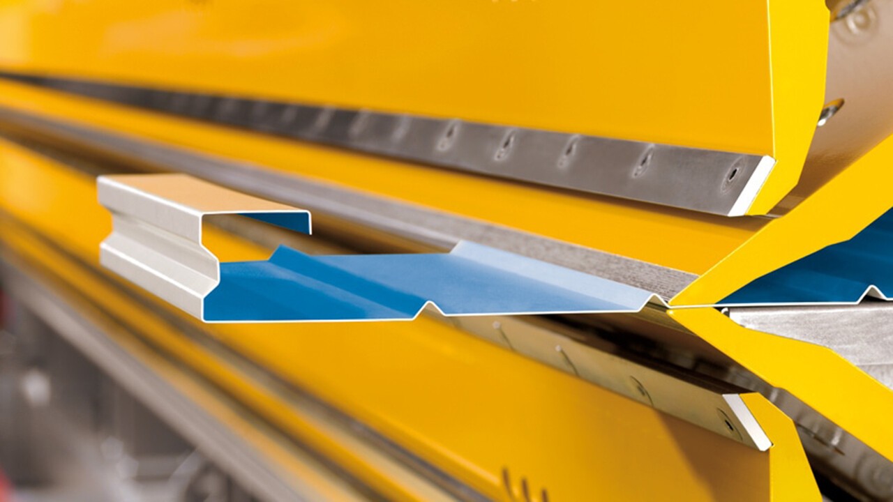 Durch die simultane Bewegung von mehreren Maschinenachsen gelingen schnellere Biegevorgänge ohne Präzisionsverlust. Die DFT schafft die Voraussetzung für hohe Produktivitätssteigerungen, zusätzliche Kapazitäten und einen flüssigen Biegeprozess mit einem Minimum an Fahr- und Stillstandzeiten.