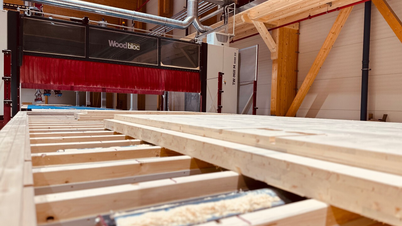 Aus massivem Holz entstehen fertige Woodbloc Massivholzwände.