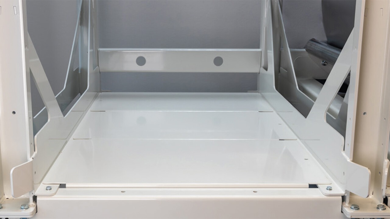 Das System verfügt über Abdeckplatten (Option). Bleche mit unterschiedlichen Abmessungen können verwendet werden oder ein Fach kann auch als Lager (z.B. für Paletten) genutzt werden..