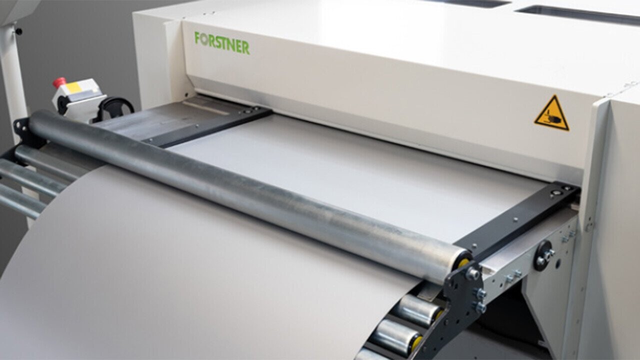 With the STRAIGHT extension, the material is fed smoothly, and the integrated straightening (optional) results in completely flat strips without stop marks. With straightened strips, you facilitate the feeding of your folder and secure the quality of your trims and panels.