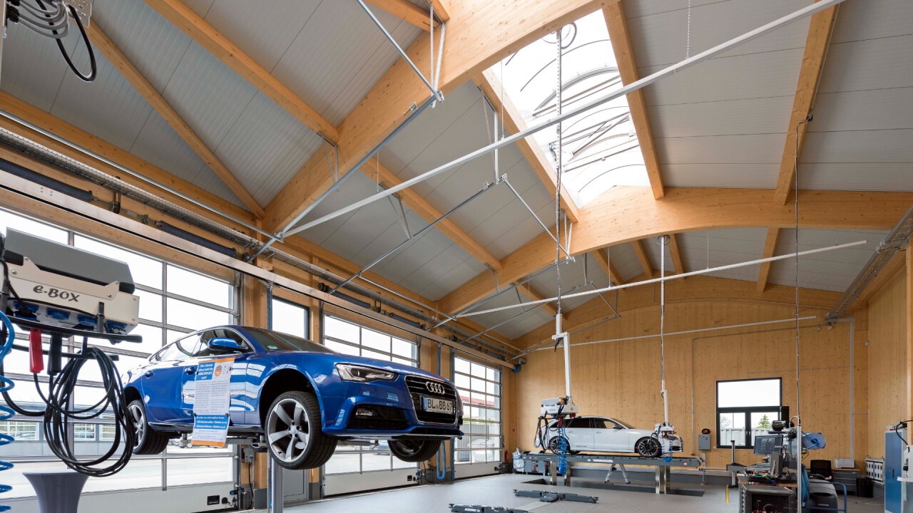 Autohaus Harich, Balingen, gebaut mit Holz-Pendelstützen ähnlich dem Hallenbausatz SMART. Copyright: Willi Meyer Holzbau, Bisingen