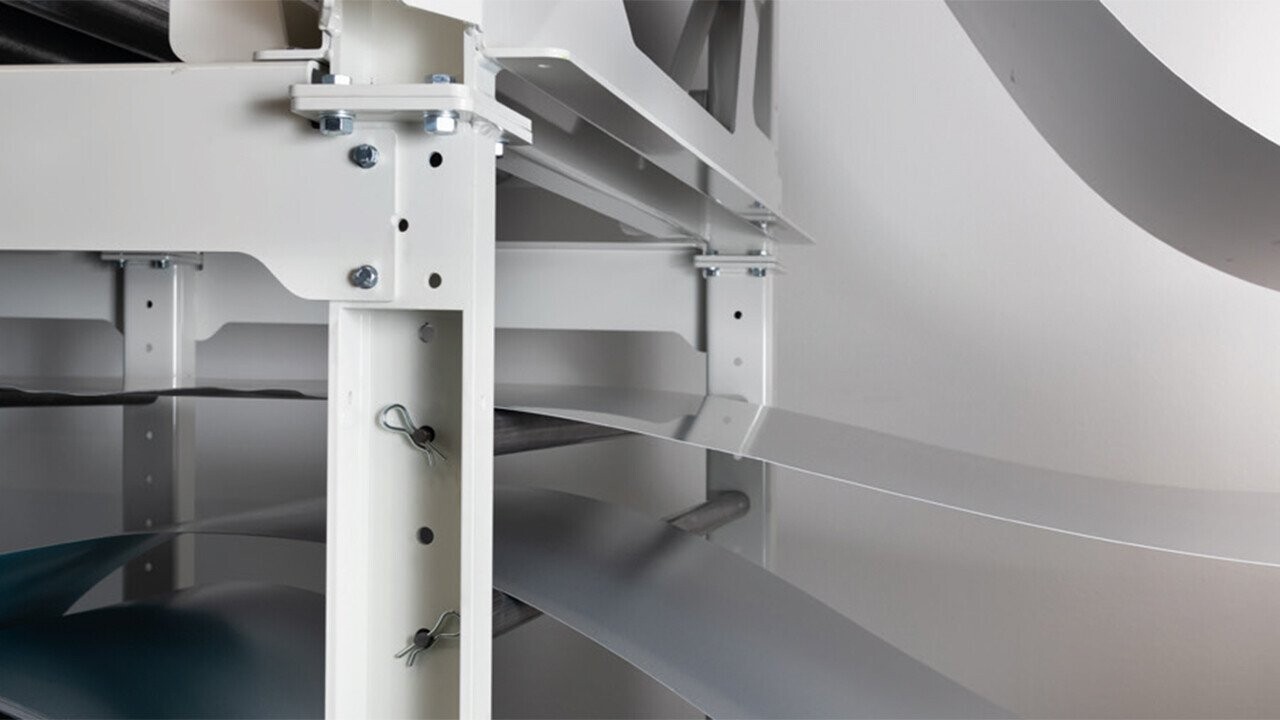 The guide rollers are movable in height, lifts up the sheet and create distance so that you avoid scratches in the lacquer layer.