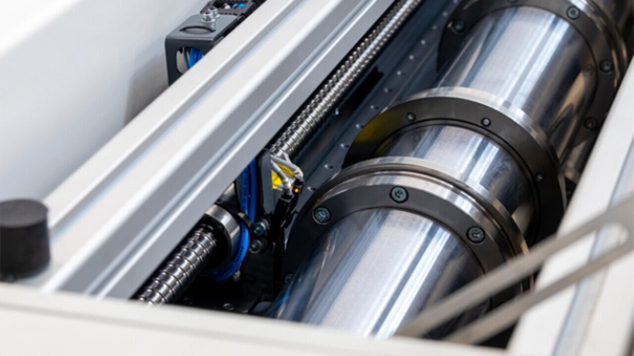 With the unique system for automatic setting of the position of the slitting knives and blade gap, you will get perfect strips in a minimum of time.
