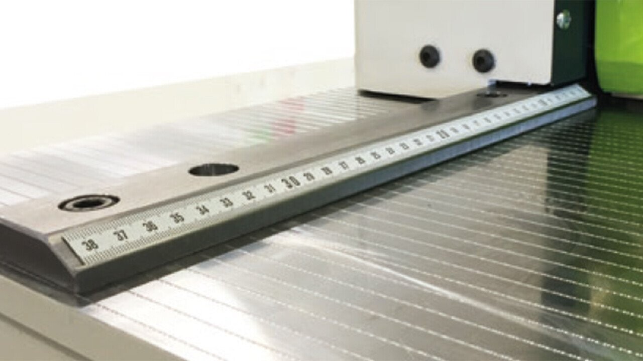 RAPIDO has scored measuring lines at ten millimeter spacing and fixed squaring arm on both sides. 