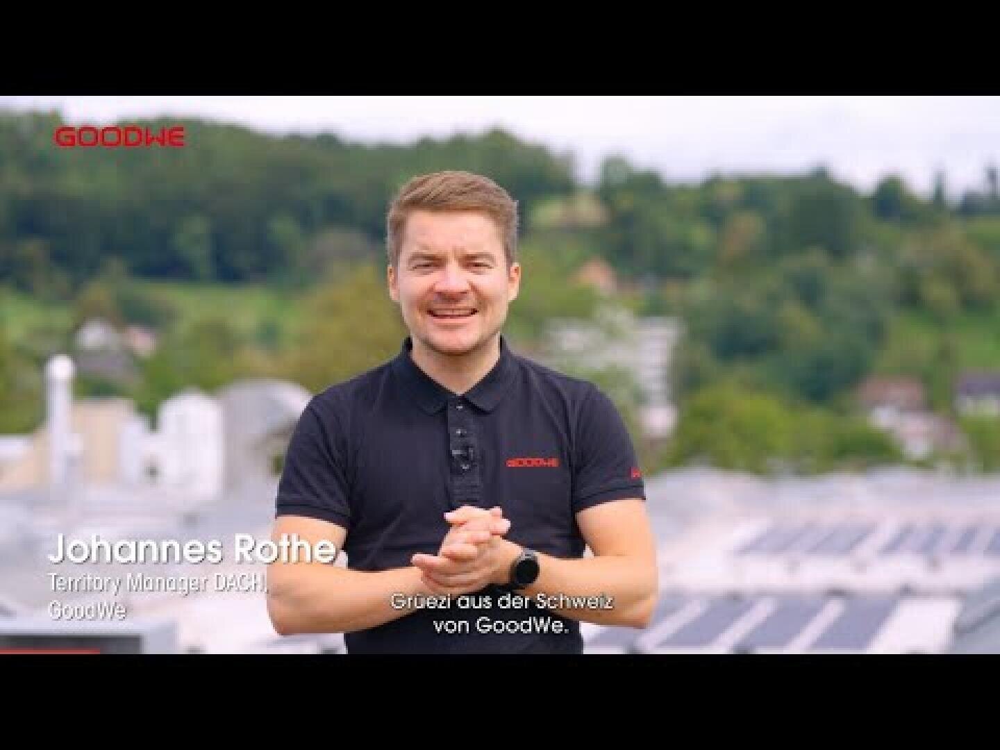 Ein Mann in einem schwarzen GoodWe-Poloshirt steht im Freien, hält die Hände gefaltet und lächelt in die Kamera. Der Text auf dem Bild identifiziert ihn als Johannes Rothe, Territory Manager DACH bei GoodWe. Im Hintergrund ist eine malerische, grüne Landschaft zu sehen.