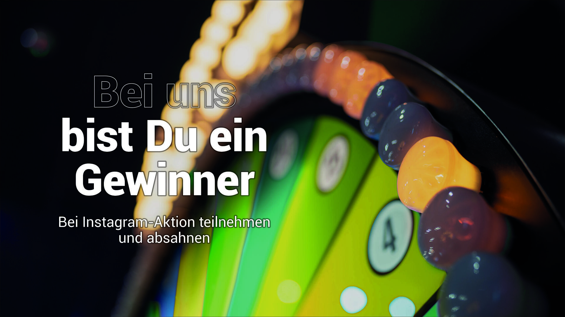 Nahaufnahme eines farbenfrohen, sich drehenden Spielrads mit beleuchteten Glühbirnen. Überlagerter deutscher Text lautet: Bei uns bist Du ein Gewinner. Bei Instagram-Aktion teilnehmen und absahnen.