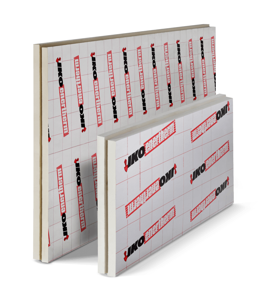 Zwei rechteckige Dämmplatten stehen aufrecht. Beide Platten sind mit weißem Material mit einem Gittermuster und rotem und schwarzem Text und Logos bedeckt, auf denen IKO Enertherm steht. Der Hintergrund ist einfarbig weiß.