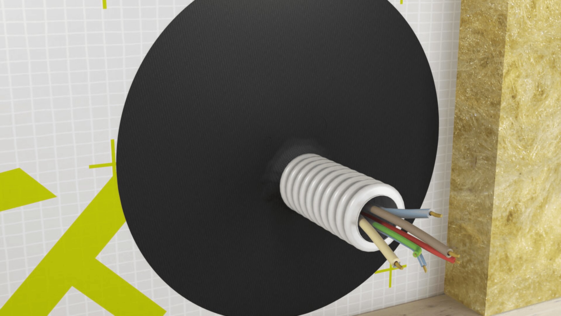 Ein Bündel farbiger elektrischer Kabel in einem weißen Wellrohr verläuft durch eine schwarze kreisförmige Dichtung in einer Wand. Auf der rechten Seite ist Isoliermaterial sichtbar.