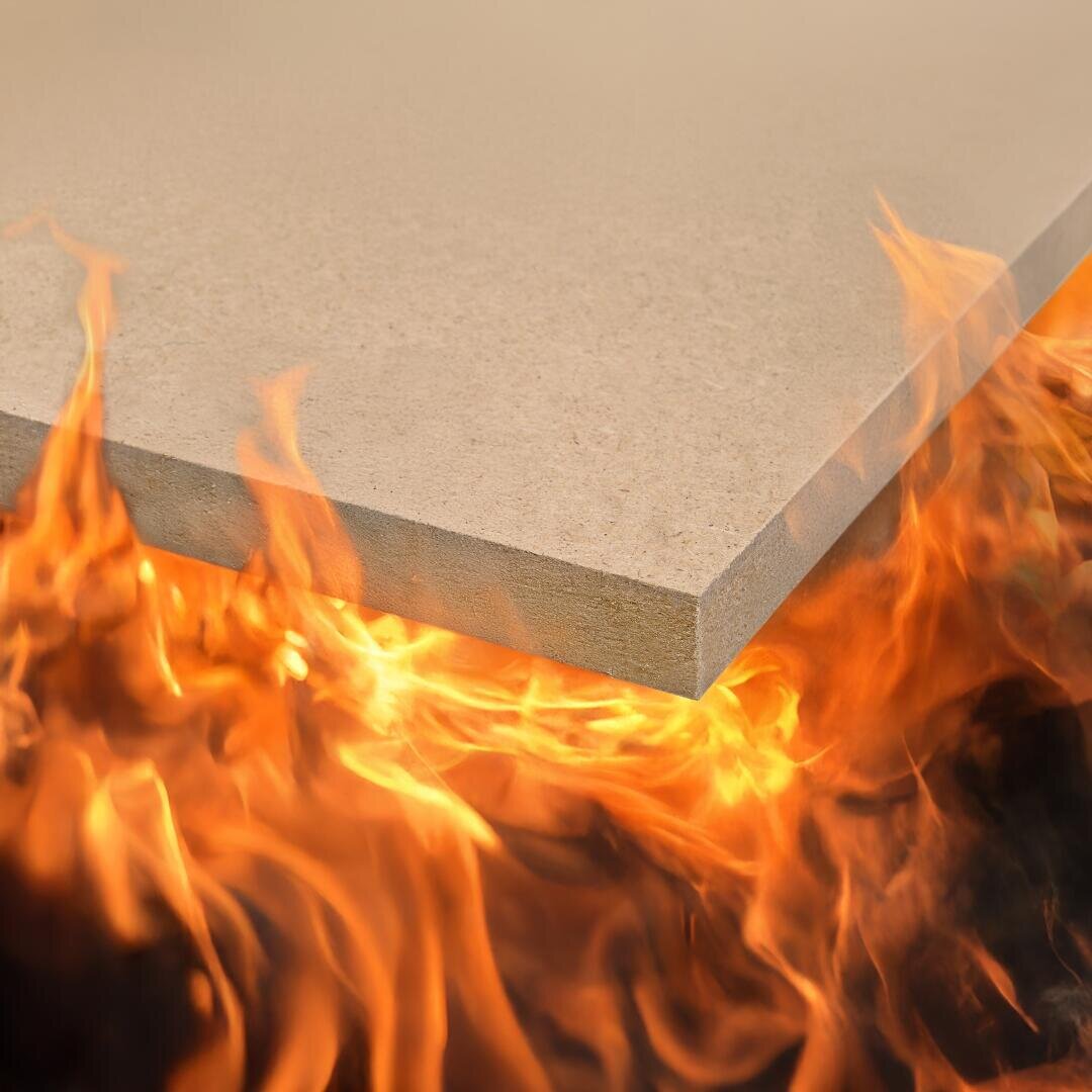 Eine DWD- Platte, umgeben von leuchtend orangefarbenen Flammen, die darauf hindeuten, dass das Material schwer entflammbar ist. 