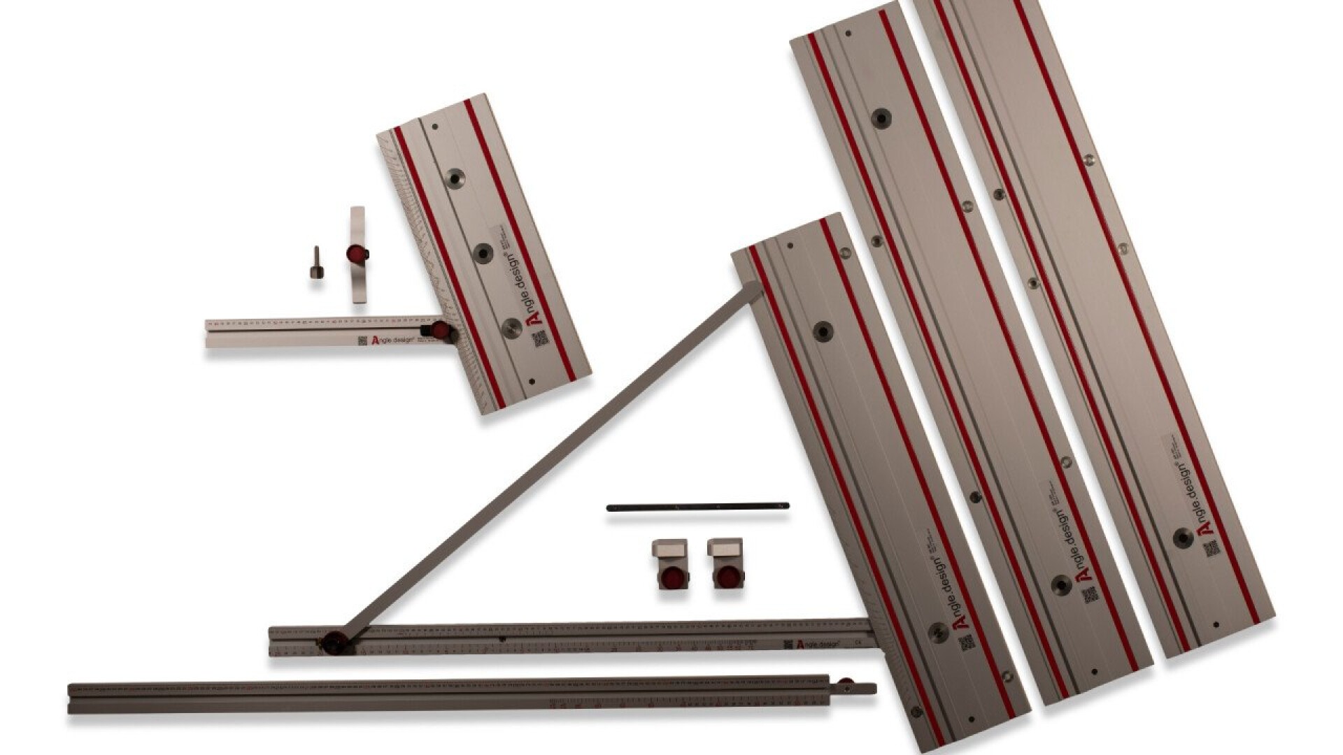 Ein Satz Mess- und Markierungswerkzeuge aus Aluminium, darunter Lineale, Richtschnur und Winkelführungen mit roten Akzenten, auf weißem Hintergrund ausgelegt. Einige kleine Beschläge sind ebenfalls sichtbar.