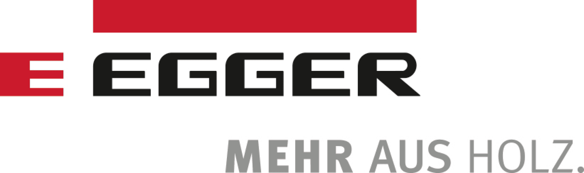 Logo für EGGER mit dem fetten schwarzen Text "EGGER" mit einem roten horizontalen Balken darüber und einem roten vertikalen Block links. Darunter steht in grauer Schrift "MEHR AUS HOLZ", was auf Deutsch "Mehr aus Holz" bedeutet.