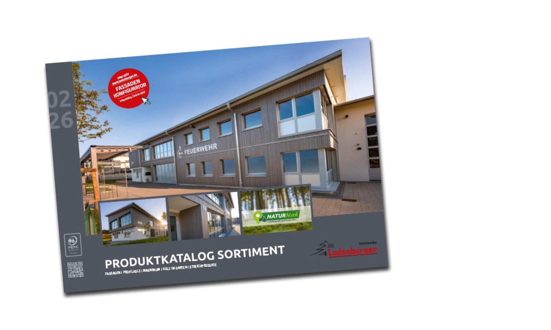 Ein Katalogumschlag, der ein modernes graues Feuerwehrgebäude mit großen Fenstern zeigt. Der Titel lautet PRODUKTKATALOG SORTIMENT und enthält Logos und einen roten Aufkleber, der auf eine personalisierte Katalogoption hinweist.