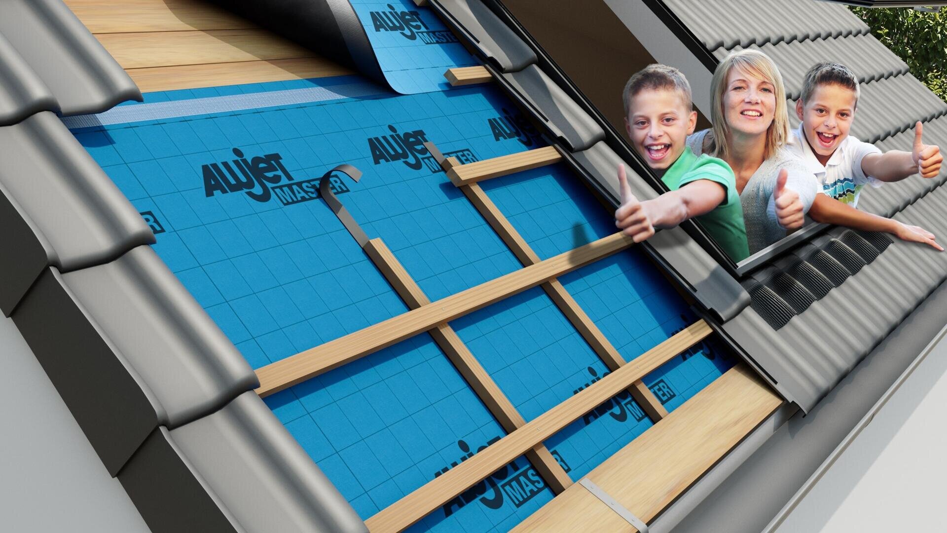 Eine Frau und zwei Kinder lehnen sich aus einem Dachfenster und zeigen die Daumen nach oben, während das Dach teilweise mit blauer Unterspannbahn, Holzlatten und grauen Ziegeln gedeckt ist.