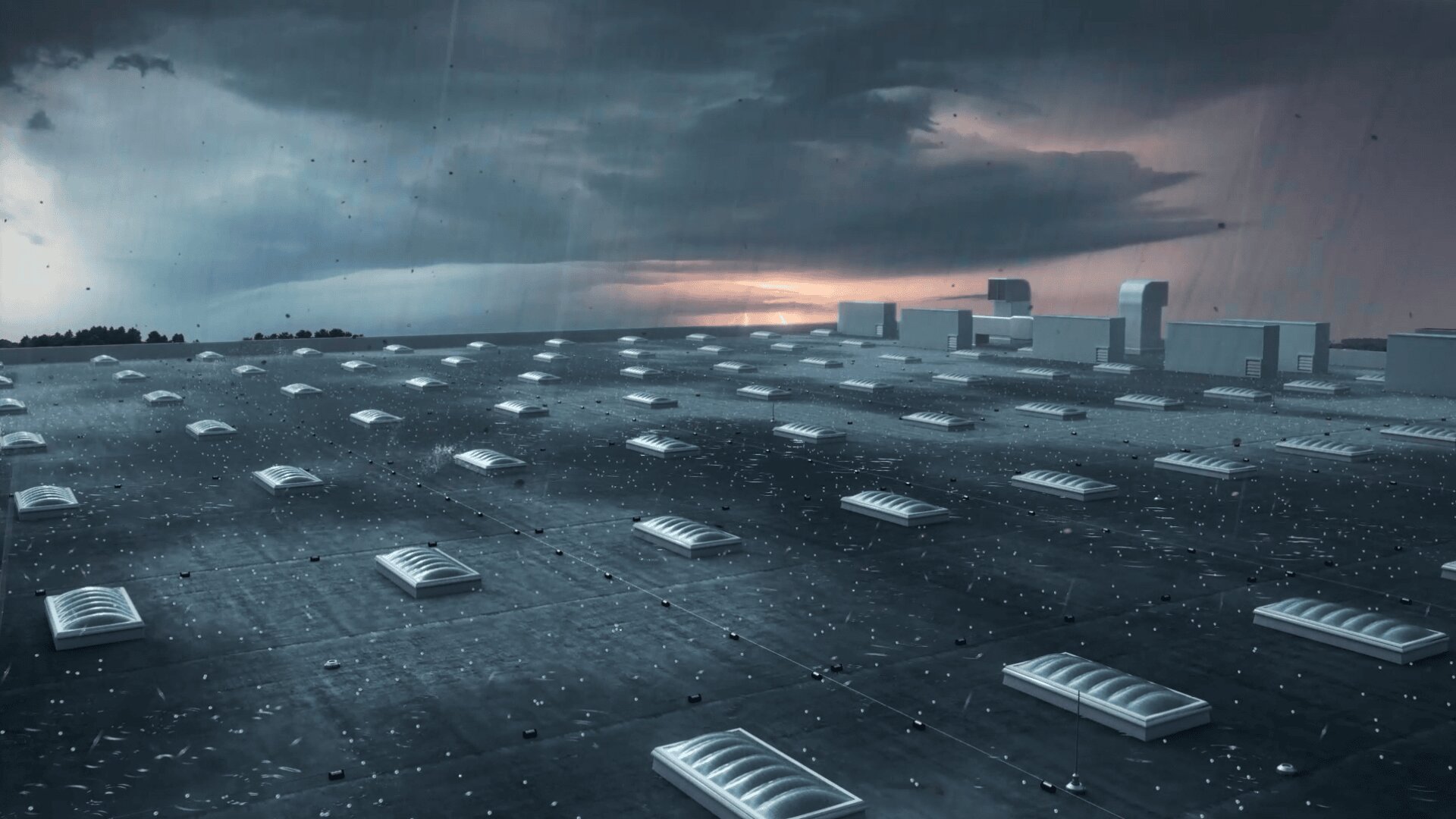 Ein großes, flaches Dach mit zahlreichen Oberlichtern und Lüftungsöffnungen ist unter dunklen Gewitterwolken zu sehen, mit fallendem Regen und einem schwachen Sonnenuntergangslicht am Horizont.