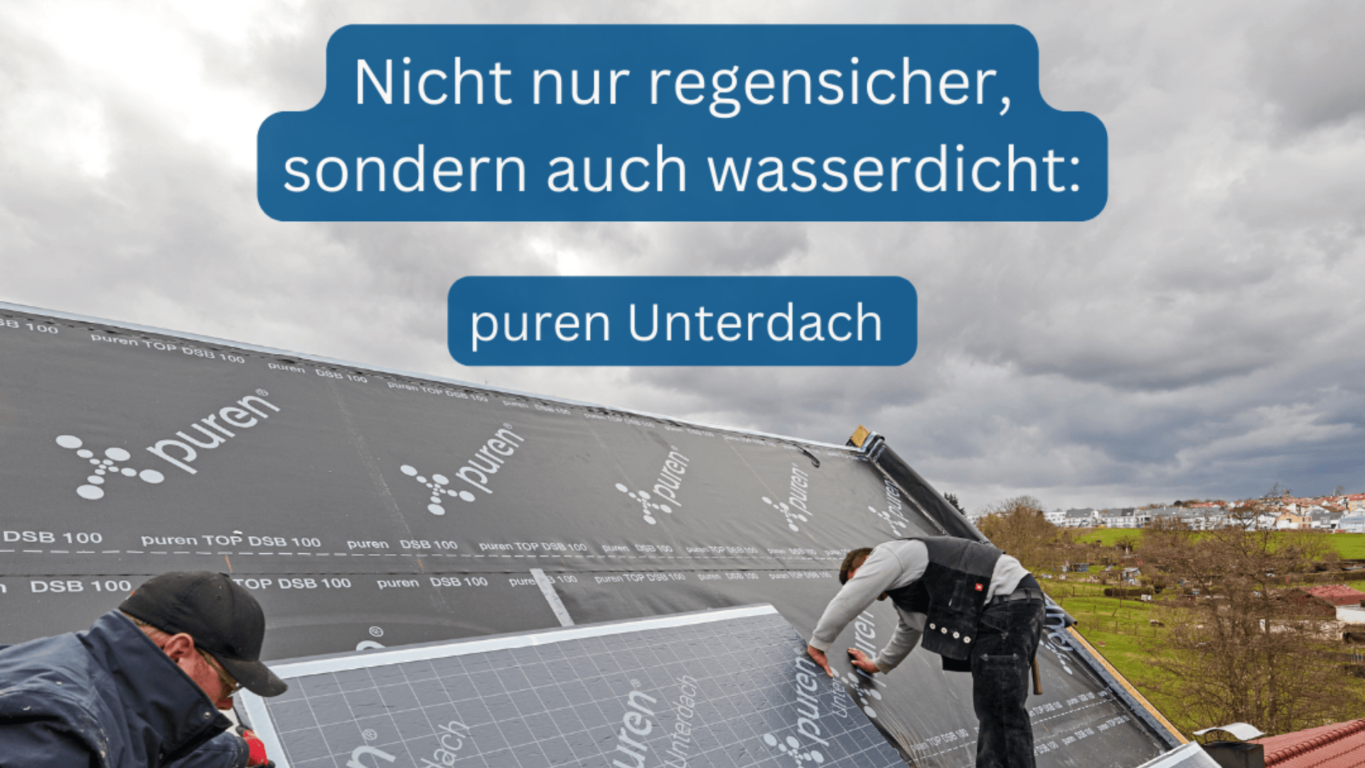 Zwei Arbeiter montieren wasserdichte Dachplatten mit der Aufschrift „puren“ auf einem Schrägdach unter bewölktem Himmel. Der deutsche Text wirbt dafür, dass die Dacheindeckung nicht nur regendicht, sondern auch wasserdicht sei. Im Hintergrund sind ein Feld und eine Stadt zu sehen.