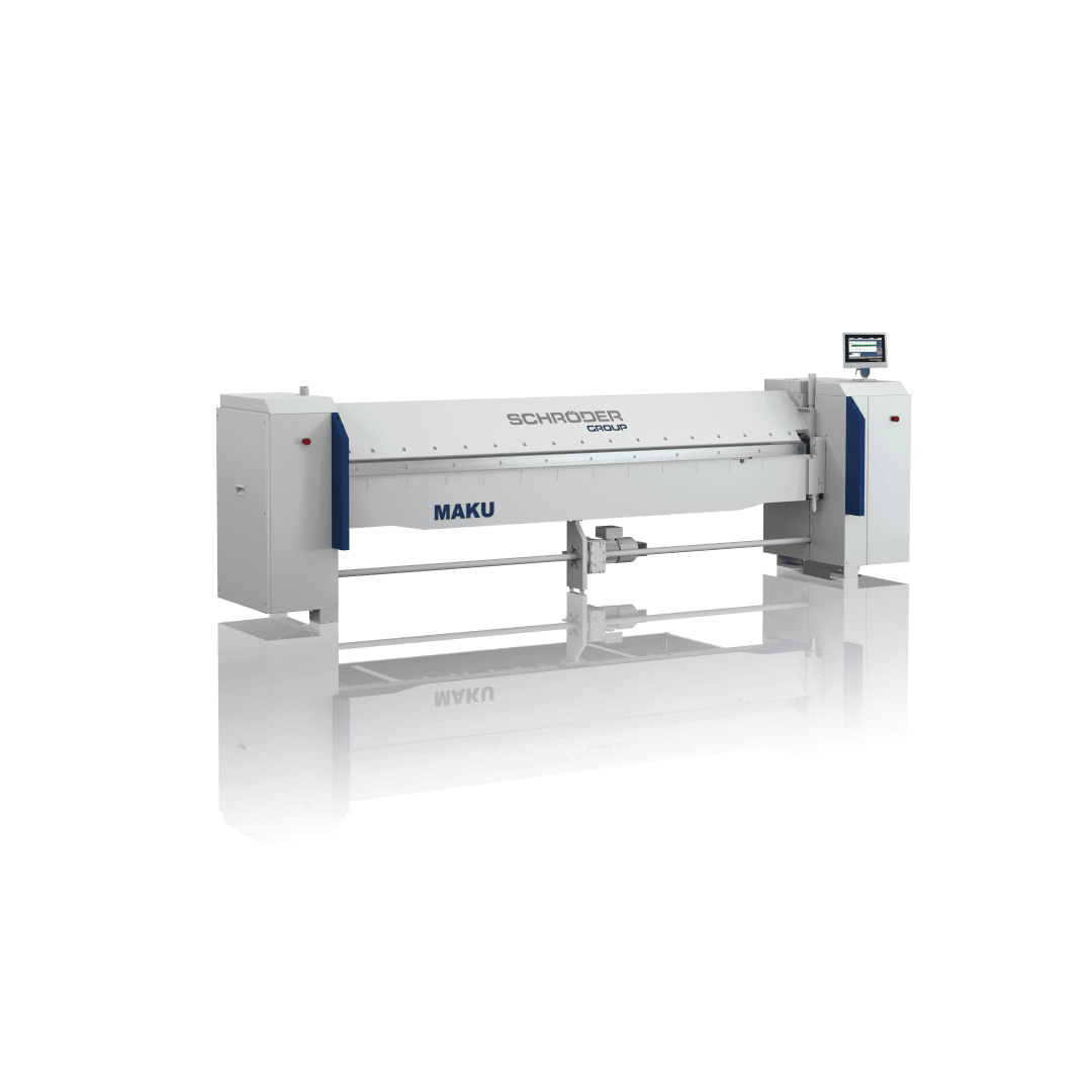 Eine große industrielle Blechbiegemaschine mit der Aufschrift Schröder Group MAKU mit einem digitalen Bedienfeld vor einem weißen Hintergrund mit einer subtilen Reflexion darunter.
