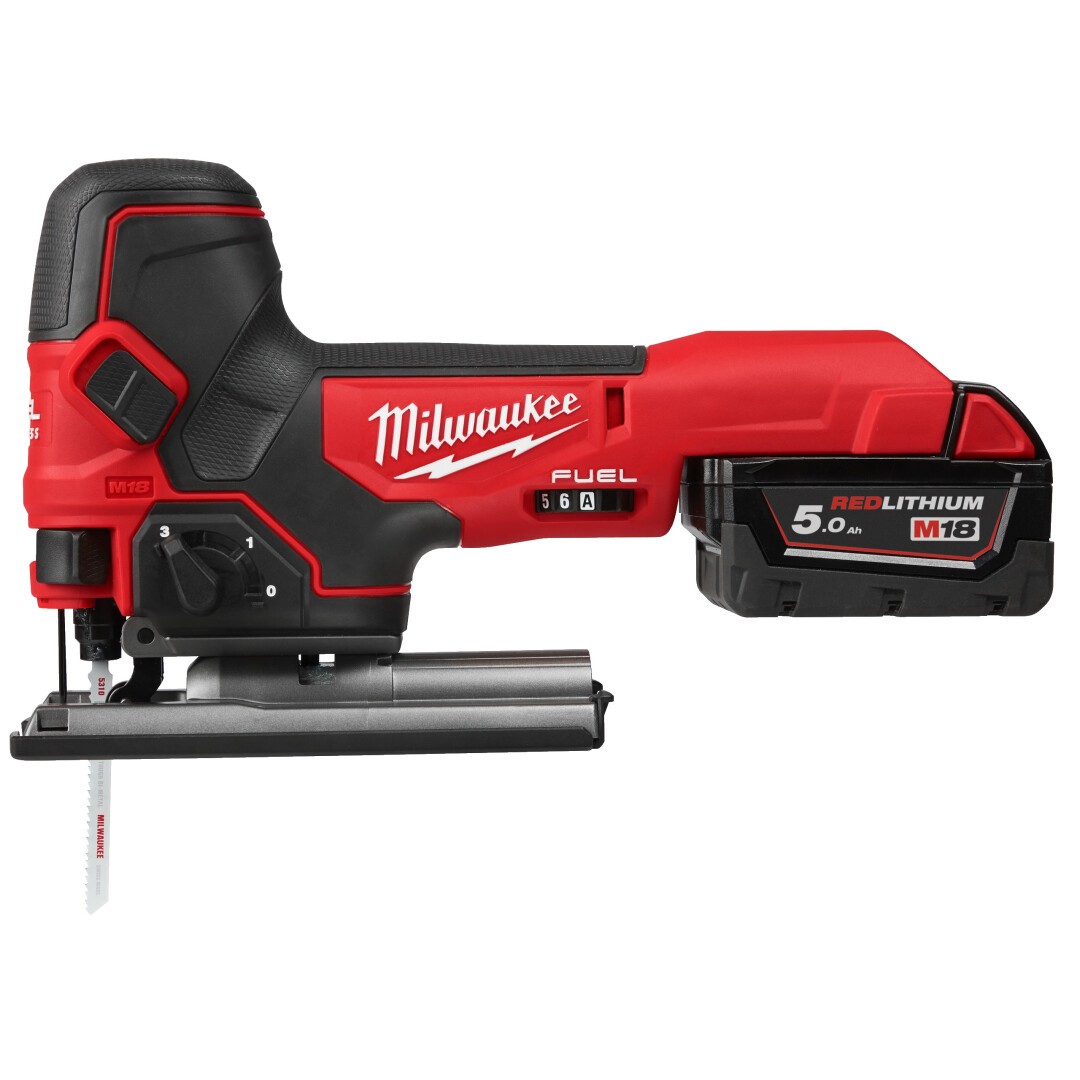 Eine rot-schwarze kabellose Milwaukee-Stichsäge mit sichtbarem Sägeblatt und einem abnehmbaren M18 REDLITHIUM 5,0 Ah-Akkupack.