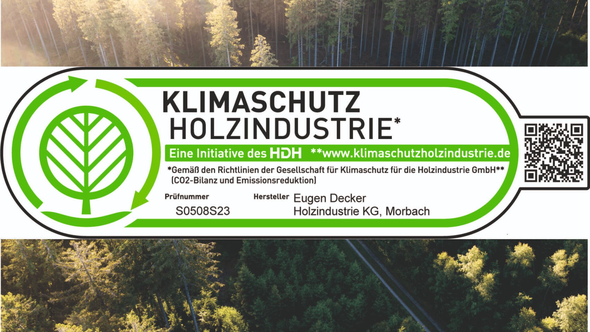 Etikett mit der Aufschrift „Klimaschutz Holzindustrie“ mit einem grünen Baumsymbol, einem QR-Code und Zertifizierungsdetails, überlagert von einer Luftaufnahme eines Waldes, durch dessen Bäume Sonnenlicht fällt.