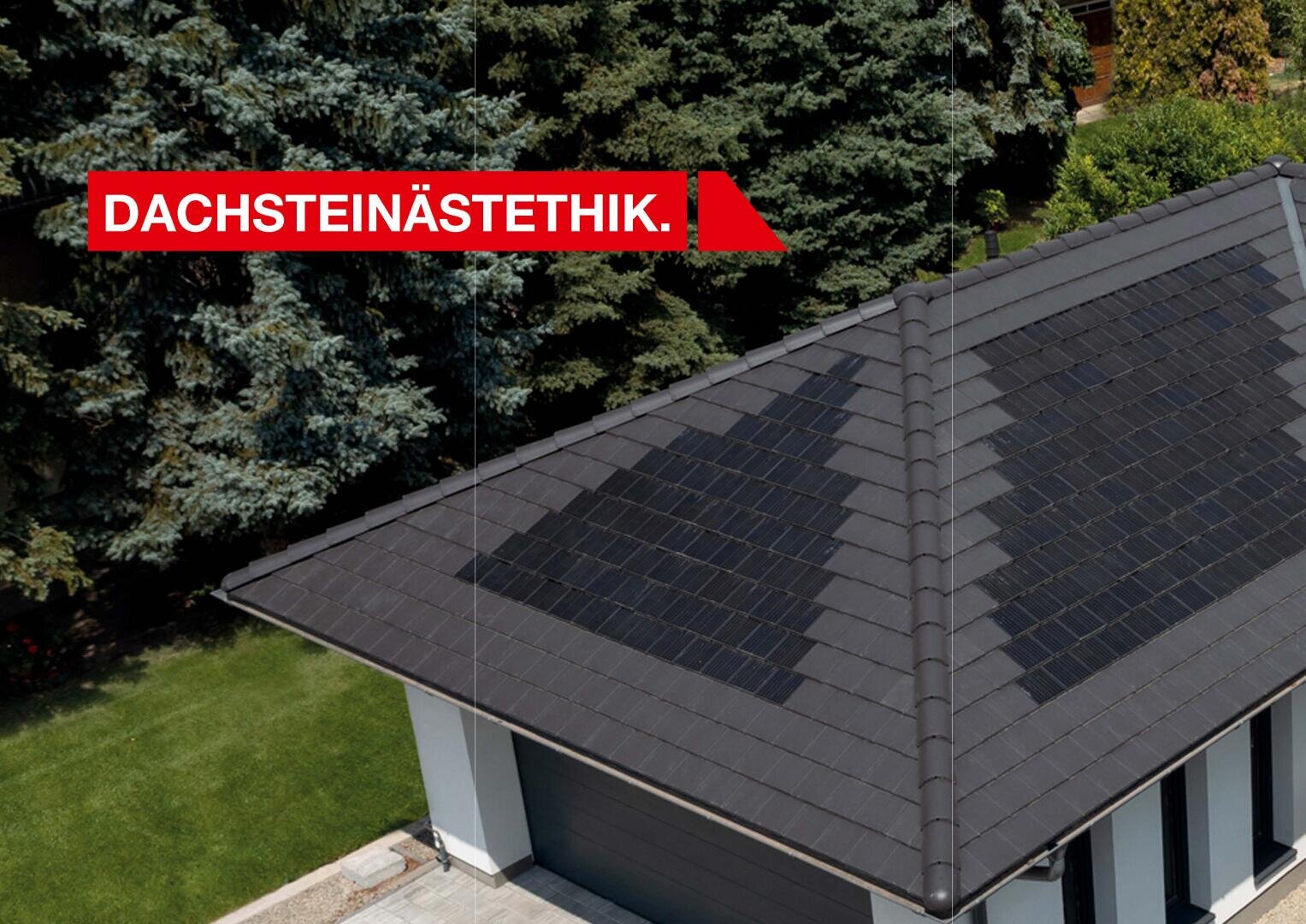 Ein modernes Haus mit einem dunklen Ziegeldach mit integrierten Sonnenkollektoren, umgeben von Grünflächen. Oben links ist ein rotes Schild mit der Aufschrift DACHSTEINÄSTETHIK. angebracht.