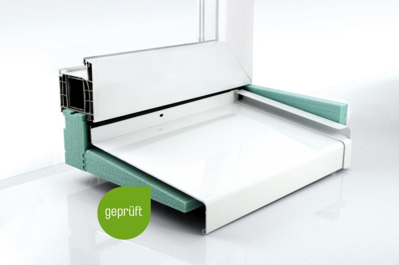 Querschnitt einer Fensterbankinstallation mit Dämmstoff und einem "geprüften" grünen Etikett auf weißem Hintergrund.