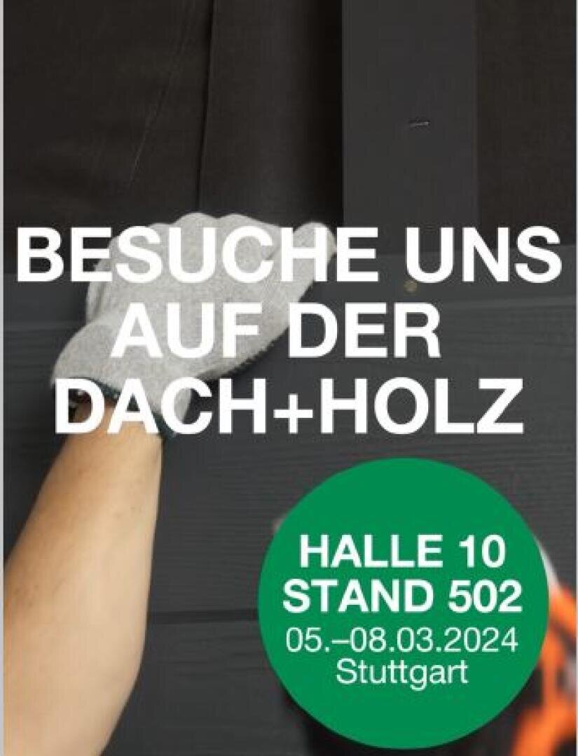 Eine behandschuhte Hand justiert eine dunkle Platte. Der Text über dem Bild lädt dazu ein, Dach+Holz vom 5. bis 8. März 2024 in Stuttgart in Halle 10, Stand 502, zu besuchen.