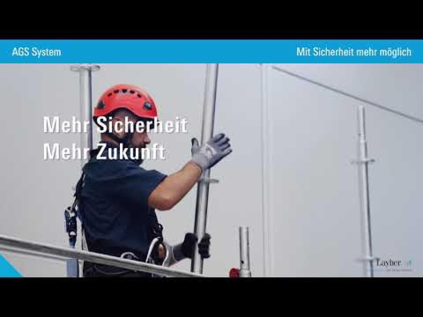 Eine Person, die einen roten Schutzhelm und ein Sicherheitsgeschirr trägt, arbeitet mit Metallstangen auf einem Dach. Der Text lautet Mehr Sicherheit Mehr Zukunft auf Deutsch. Oben sind blaue Banner zu sehen.
