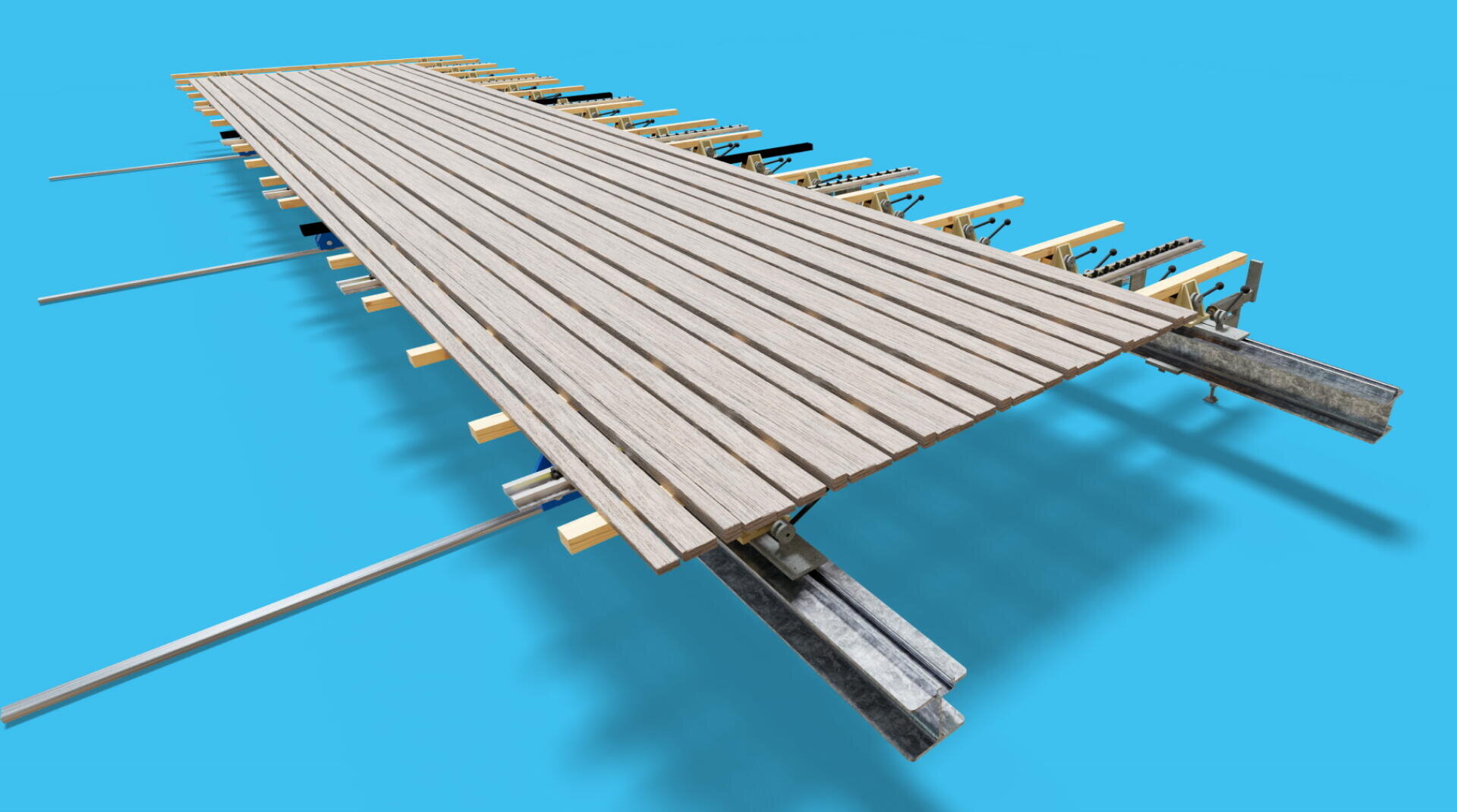 Vor einem hellblauen Hintergrund ist eine teilweise fertiggestellte Holzstegplattform mit Metall- und Holzstützen zu sehen. Die Holzplanken sind gleichmäßig verteilt, mit sichtbaren Lücken an den Stellen, an denen noch keine Planken verlegt sind.