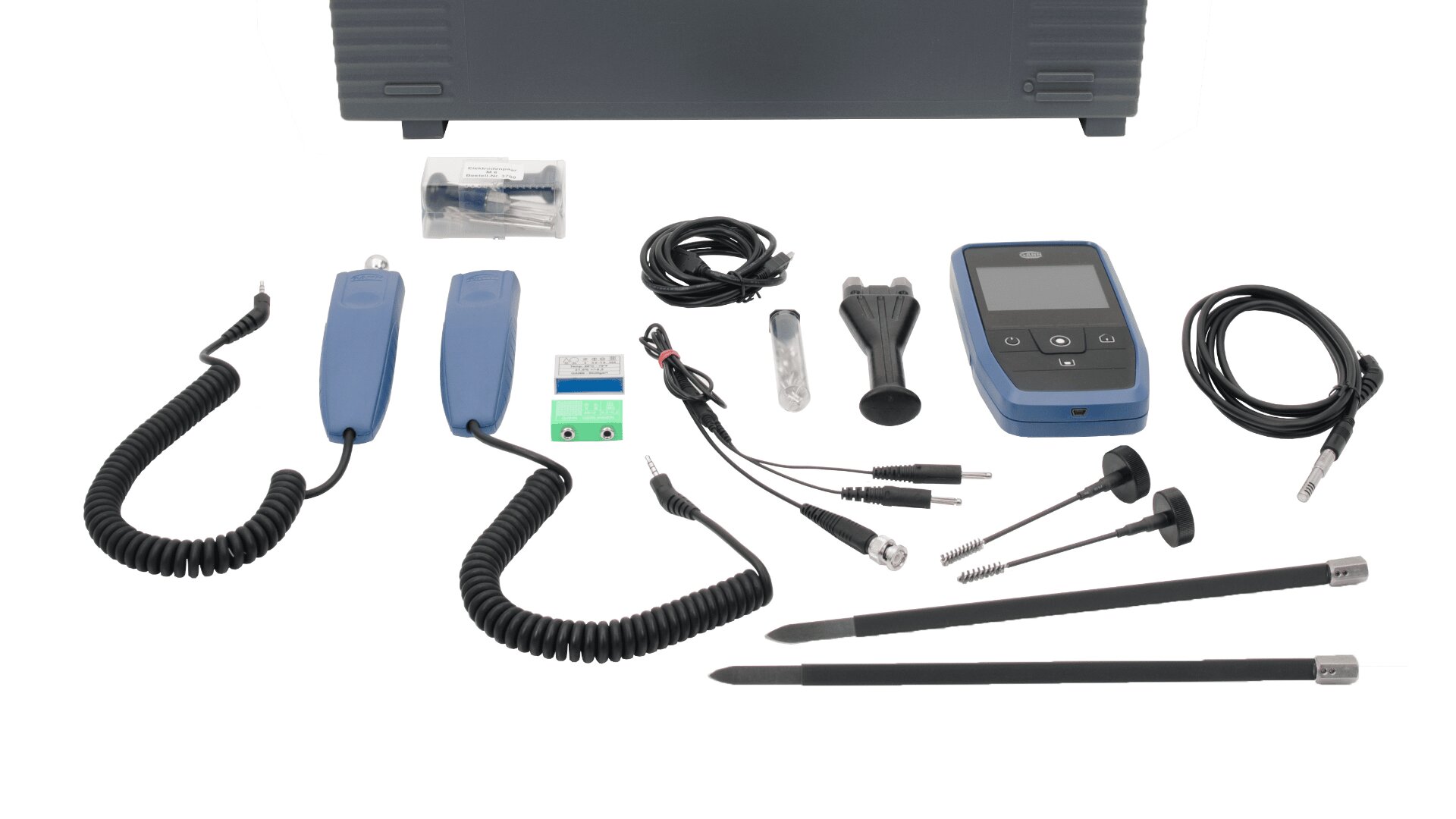 Ein digitales Bodenfeuchtigkeitsmessgerät-Set mit Sensoren, Kabeln, Sonden, Adaptern und Zubehör, ordentlich vor einer grauen Tragetasche angeordnet.