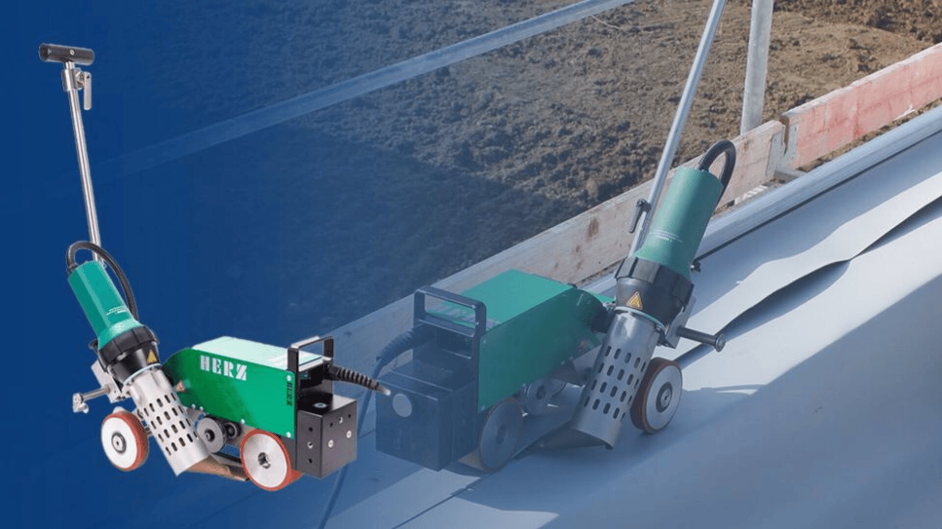 Auf einer Baustelle ist eine grüne Industrieschweißmaschine mit Rädern zu sehen, die Nähte auf einer großen Materialbahn in der Nähe von erdgefüllten Holzformen abdichtet. Dieselbe Maschine ist auch auf blauem Hintergrund zu sehen.