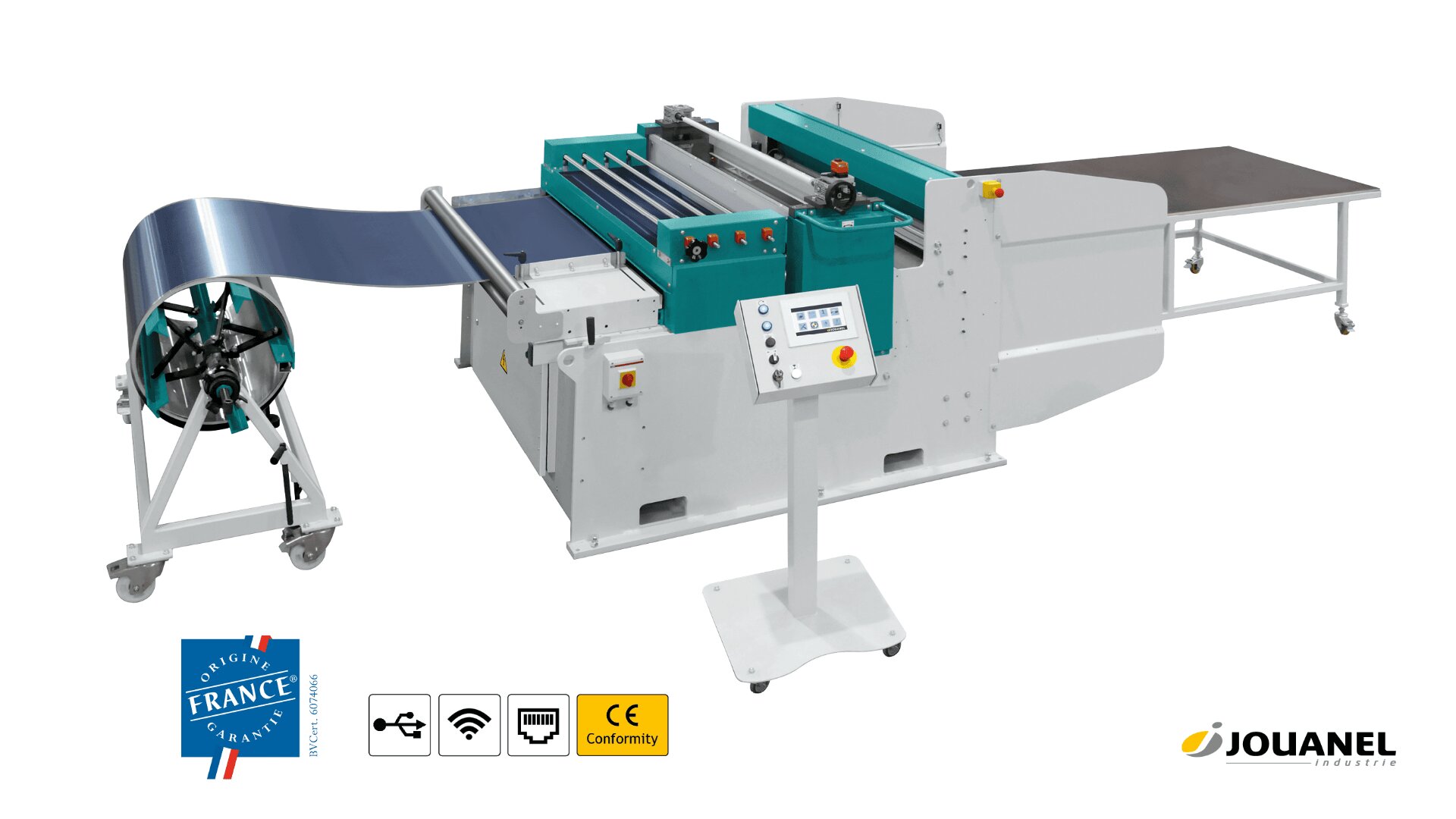 Eine Blechwalzmaschine mit Bedienfeld, die einen Metallstreifen in Walzen einführt. Die Maschine ist weiß und blaugrün und trägt Zertifizierungssymbole sowie das Jouanel-Logo in der unteren rechten Ecke.