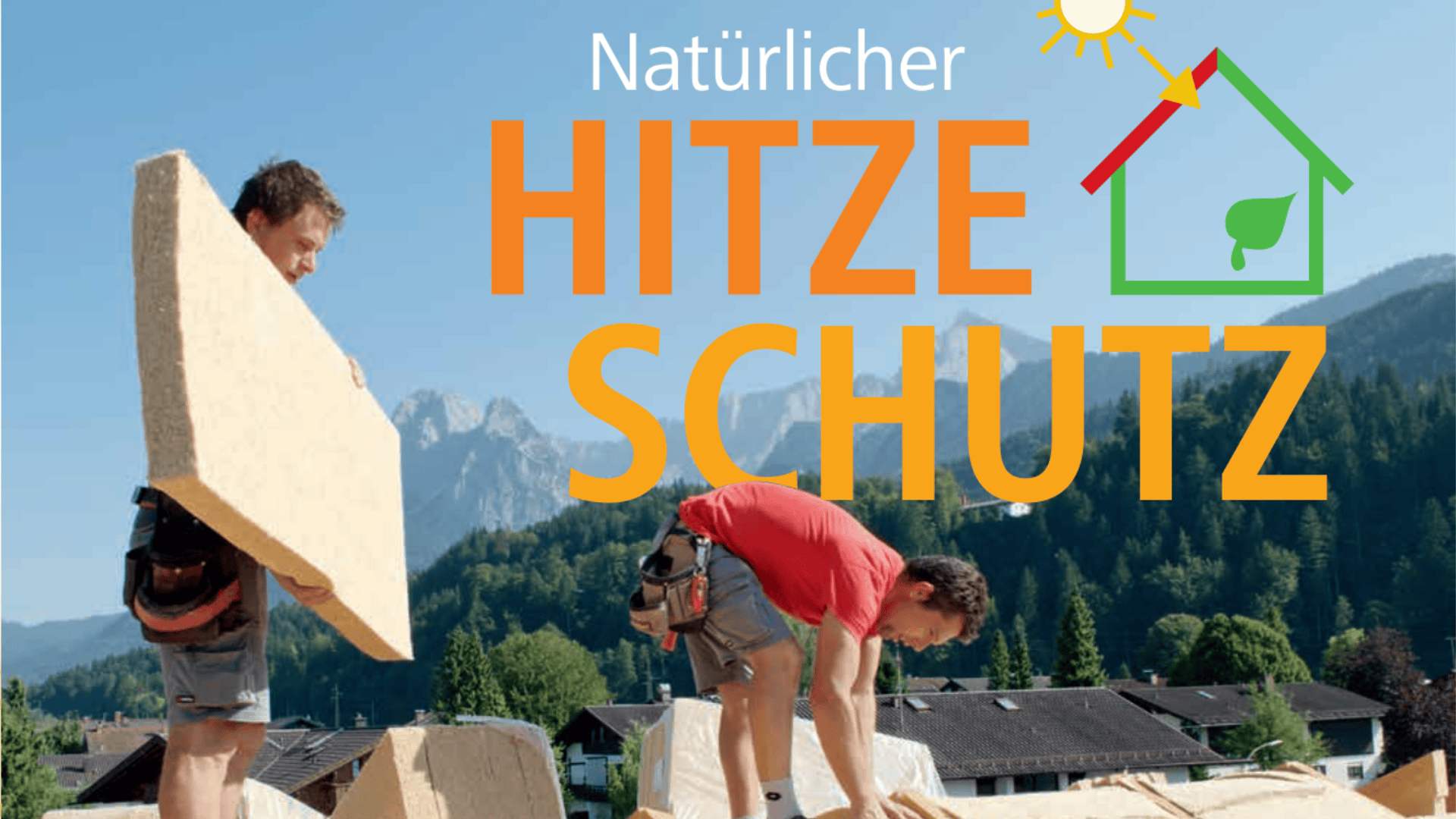 Zwei Arbeiter montieren Dämmplatten auf einem Dach. Im Hintergrund sind Berge und Häuser zu sehen. Der deutsche Text lautet „Natürlicher Hitzeschutz“ mit einer Sonnen- und Hausgrafik.