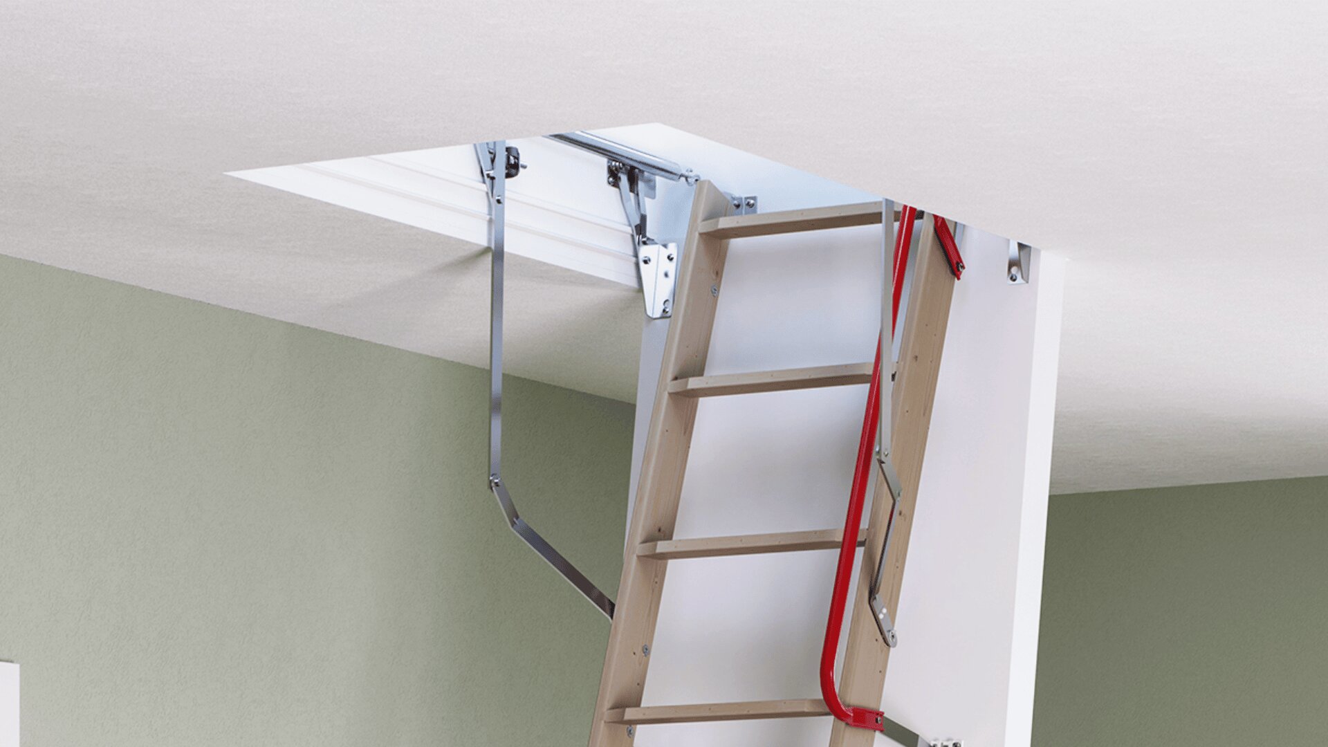 Aus einer offenen Deckenluke ragt eine klappbare Dachbodenleiter aus Holz mit Metallscharnieren und einem roten Sicherheitsgeländer vor einer hellgrünen Wand.