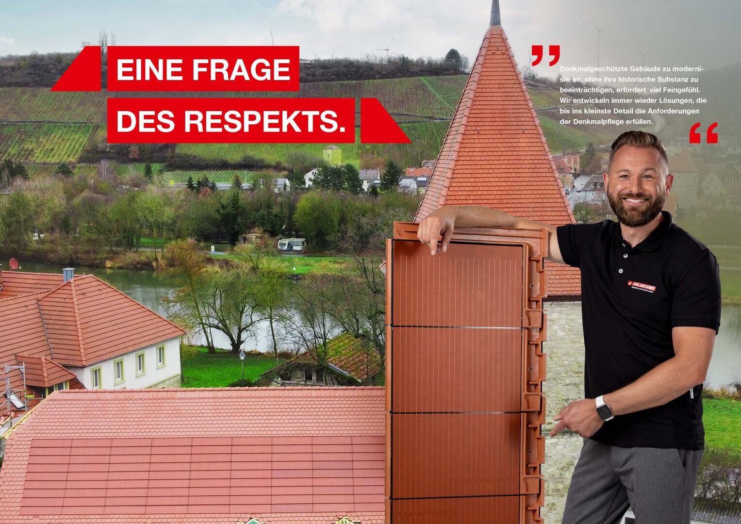 Ein lächelnder Mann steht in einem Haus und hält mit beiden Händen einen großen Dachziegel. Hinter ihm ist ein Foto eines Dorfes mit roten Dächern und einem Kirchturm zu sehen. Auf der linken Seite steht in fetter roter Schrift EINE FRAGE DES RESPEKTS.