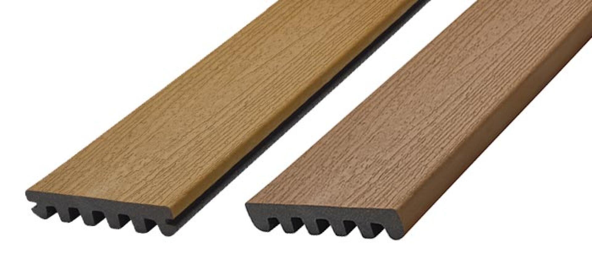 Zwei rechteckige Terrassendielen aus Verbundwerkstoff sind nebeneinander abgebildet. Eine hat eine hellgoldbraune Farbe, die andere eine mittelbraune. Beide weisen holzähnliche Strukturen und Rillen auf einer Seite auf.