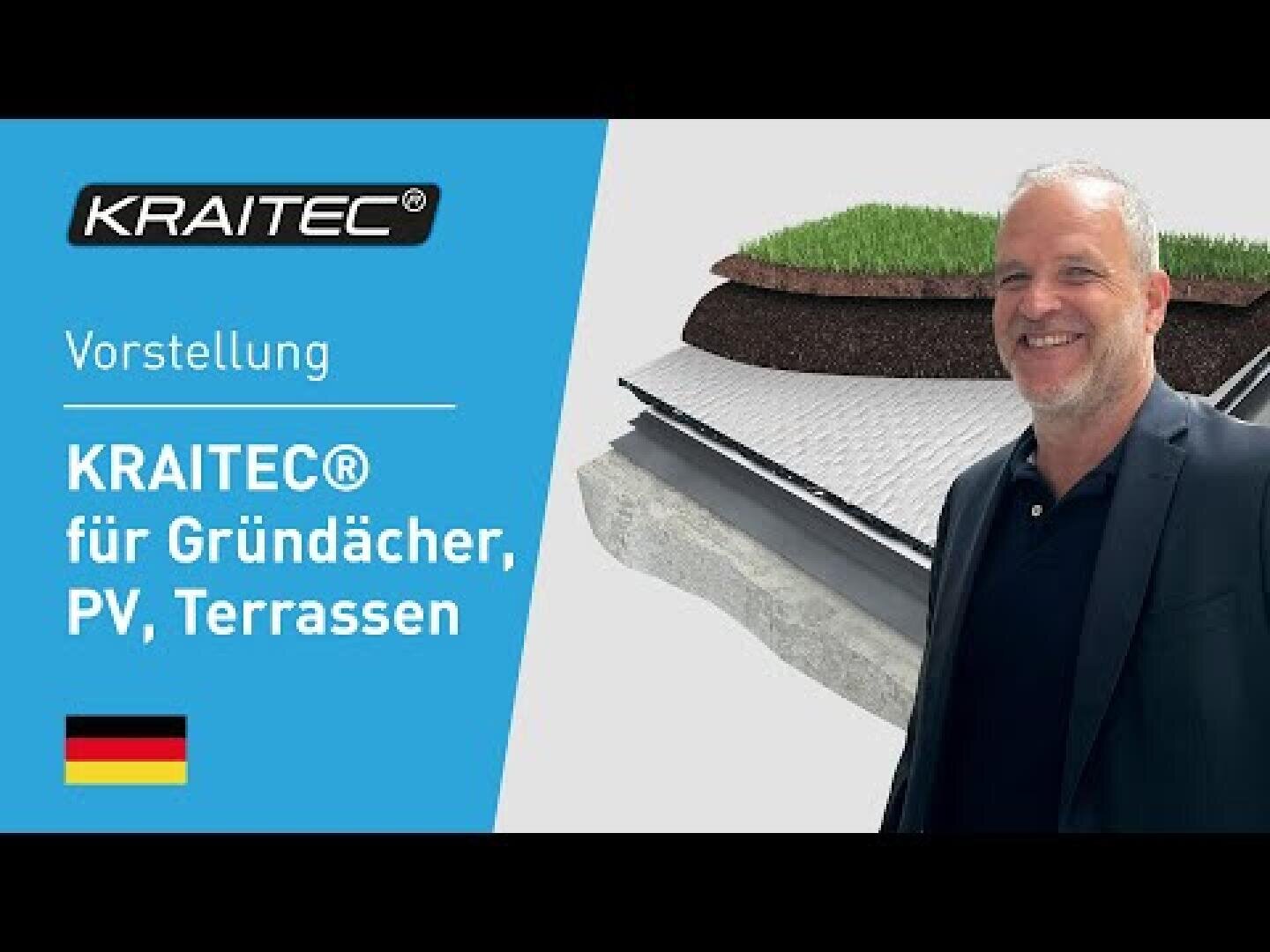 Ein lächelnder Mann im Anzug steht neben einer Abbildung von geschichteten Dachmaterialien. Der Text lautet KRAITEC Vorstellung KRAITEC® für Gründächer, PV, Terrassen mit einer deutschen Flagge und dem KRAITEC-Logo auf blauem Hintergrund.