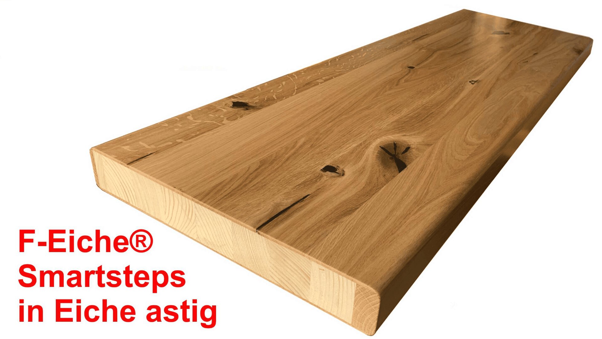 Ein dickes, rechteckiges Holzbrett mit sichtbaren Ästen und Maserungen vor weißem Hintergrund. Der rote Text lautet: F-Eiche® Smartsteps in Eiche astig.