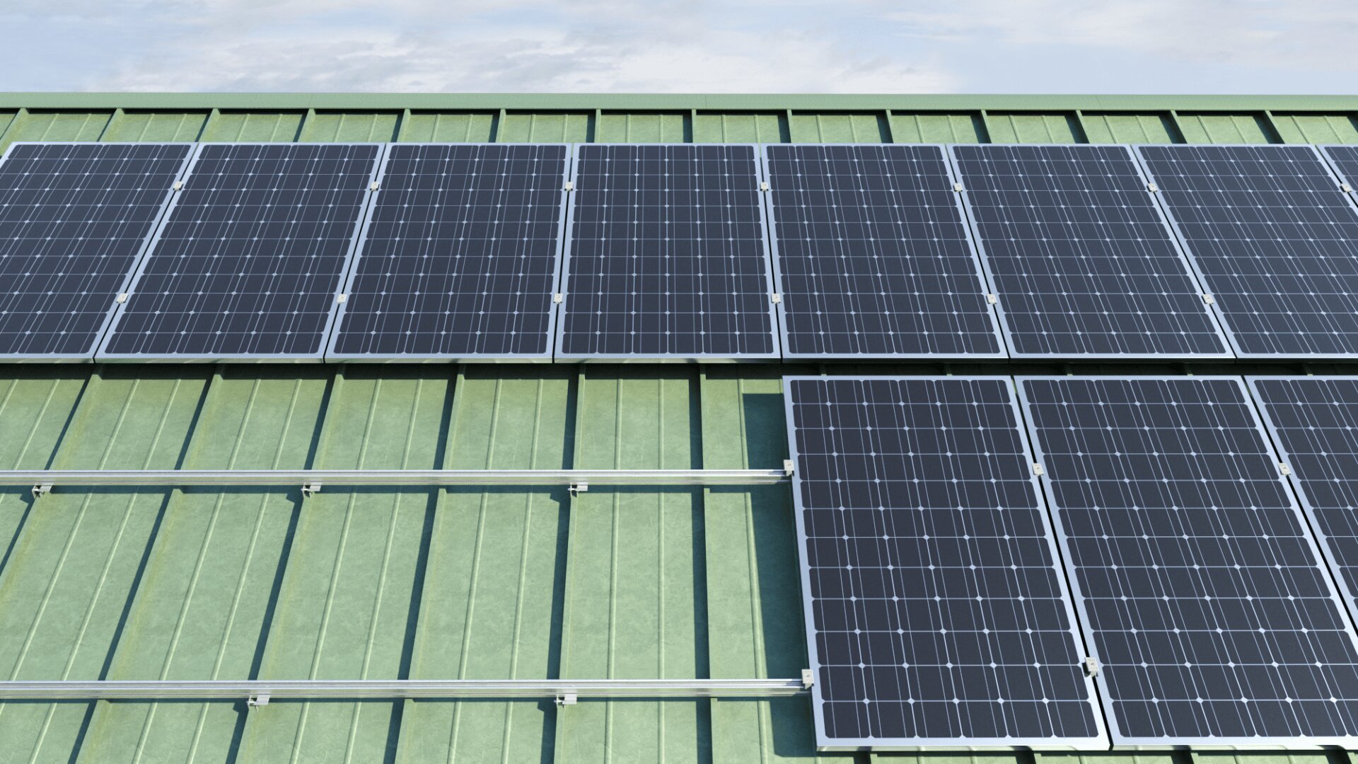 Unter einem teilweise bewölkten Himmel sind Reihen von Solarmodulen auf einem grünen Metalldach montiert, die Sonnenlicht zur Energiegewinnung einfangen.