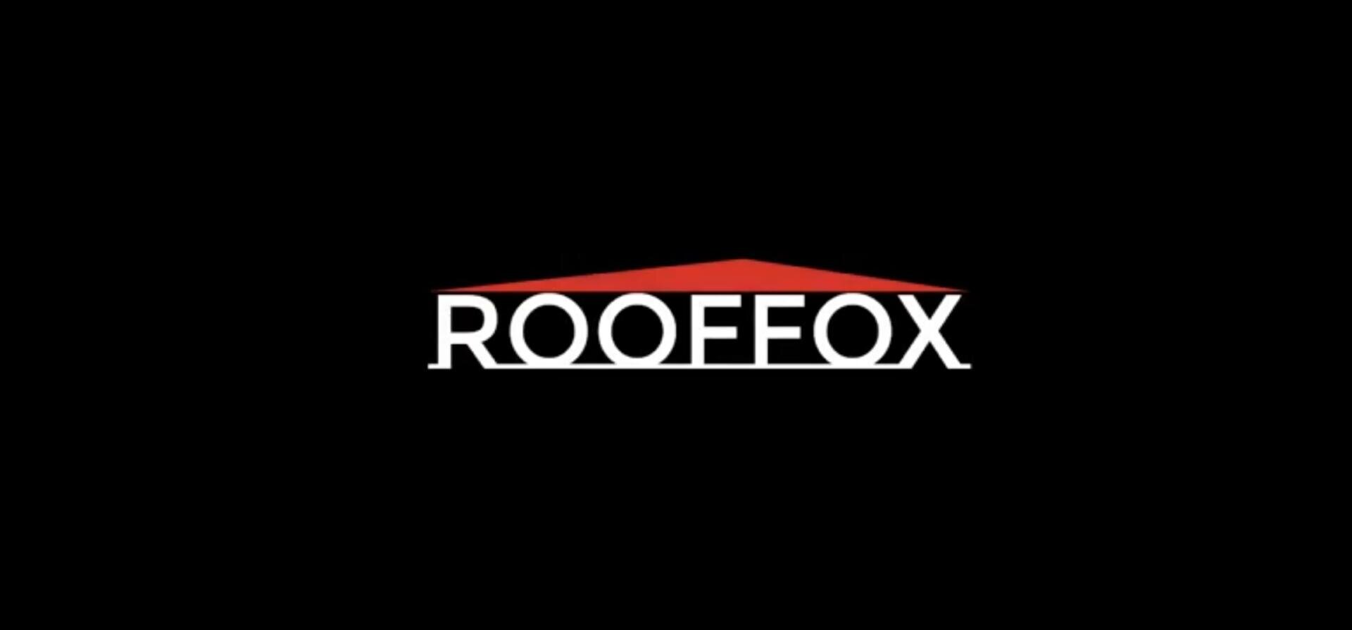Das Bild zeigt das Wort ROOFFOX in weißen Großbuchstaben auf schwarzem Hintergrund, mit einer roten, stilisierten Dachform über den Buchstaben ROOF.