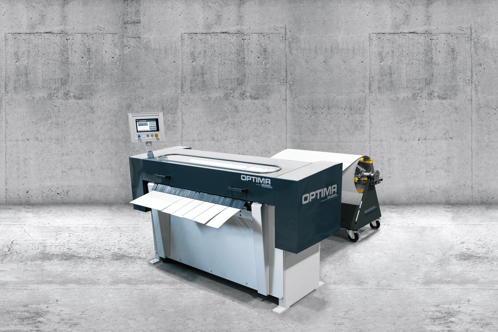 Eine große Industriemaschine mit der Bezeichnung OPTIMA, ausgestattet mit Bedienfeld und Ausgabefach, steht in einem sauberen, grauen Betonraum. An der Vorderseite der Maschine werden mehrere Blätter teilweise ausgeworfen.