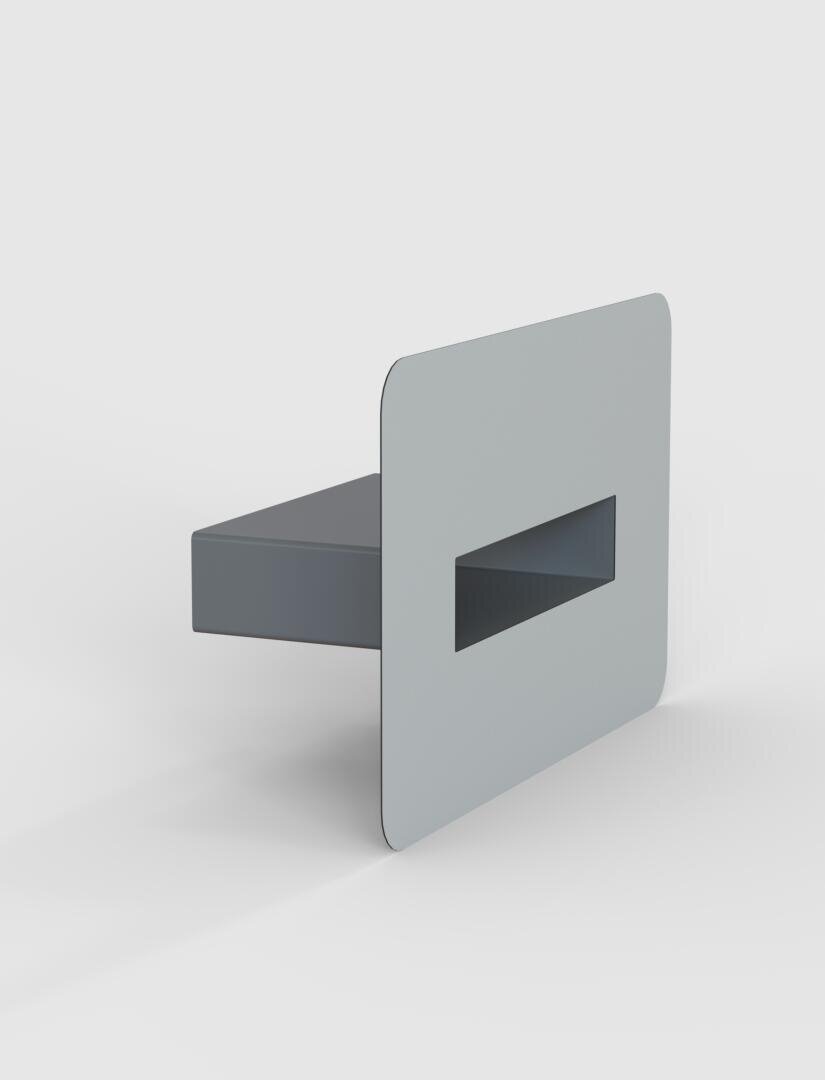 Ein rechteckiges, flaches, graues Objekt mit einem horizontalen Schlitz in der Mitte und einem vorspringenden hinteren Teil vor einem schlichten weißen Hintergrund.